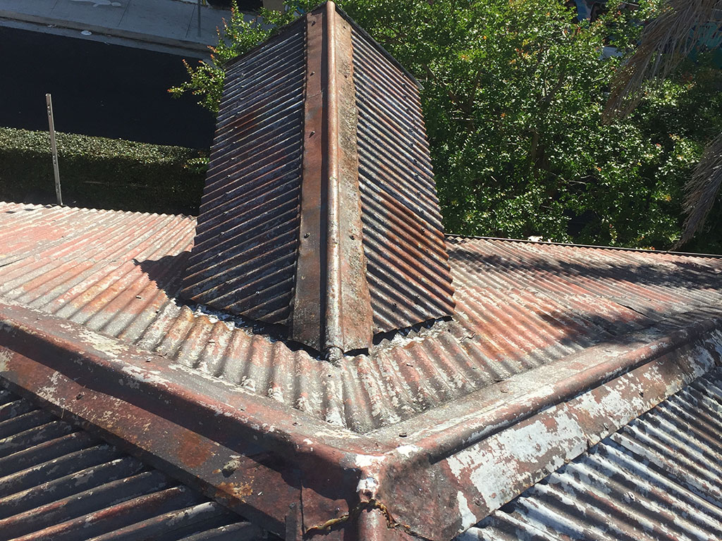 Before - Painted Galvanised Roof 100 Year Old Pub